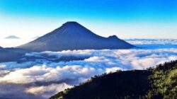 Keindahan Gunung Luhur Langit Taraju di Atas Awan