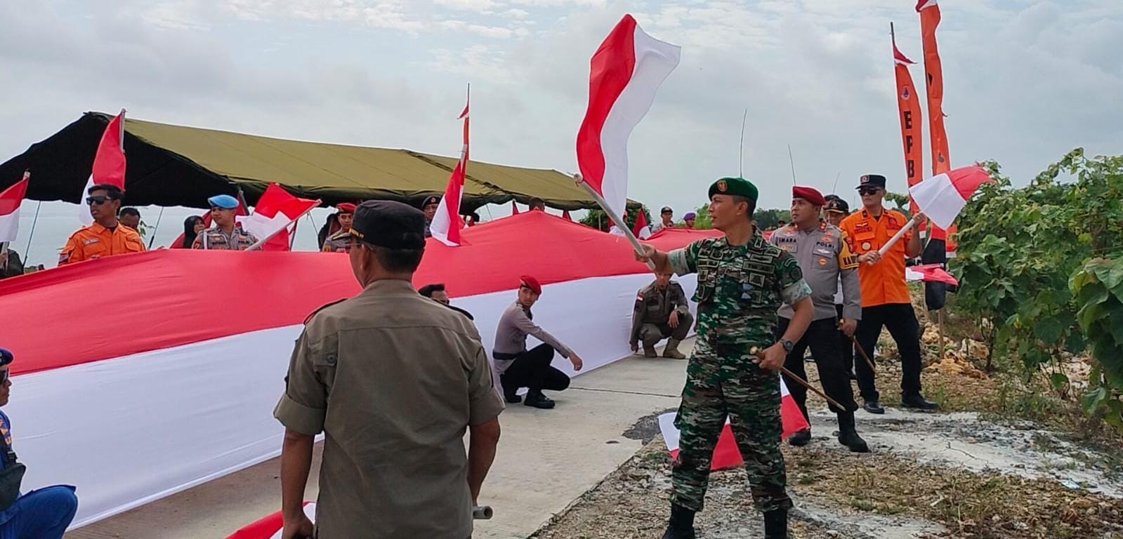 Kodim 0625/Pangandaran Gelar Kirab Bendera Merah Putih Sepanjang 1000 Meter – OBORMERAH