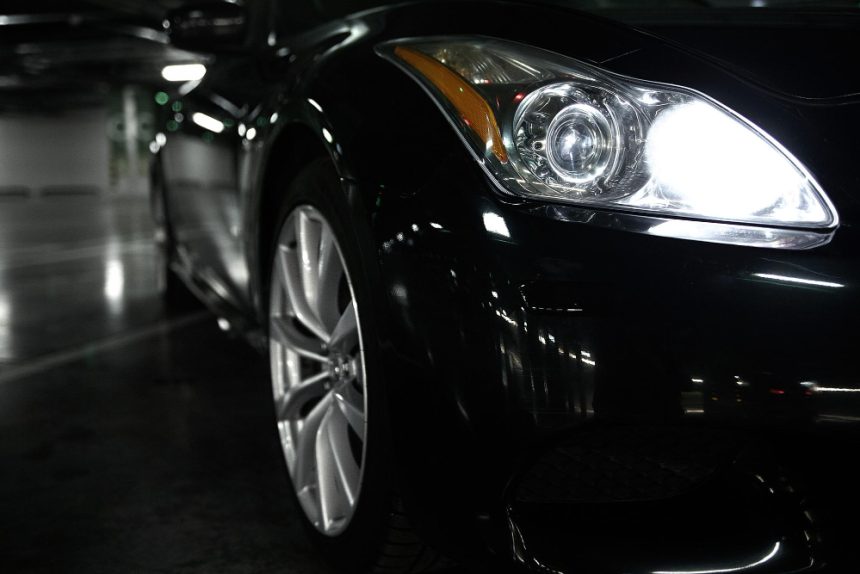 Membuat Mobil Hitam Tetap Mengkilap