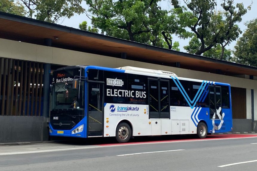 Naik Transjakarta Kini Bisa Pakai QRIS Tap