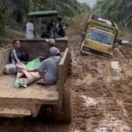 Traktor Sawit Angkut Jenazah Viral di Jambi